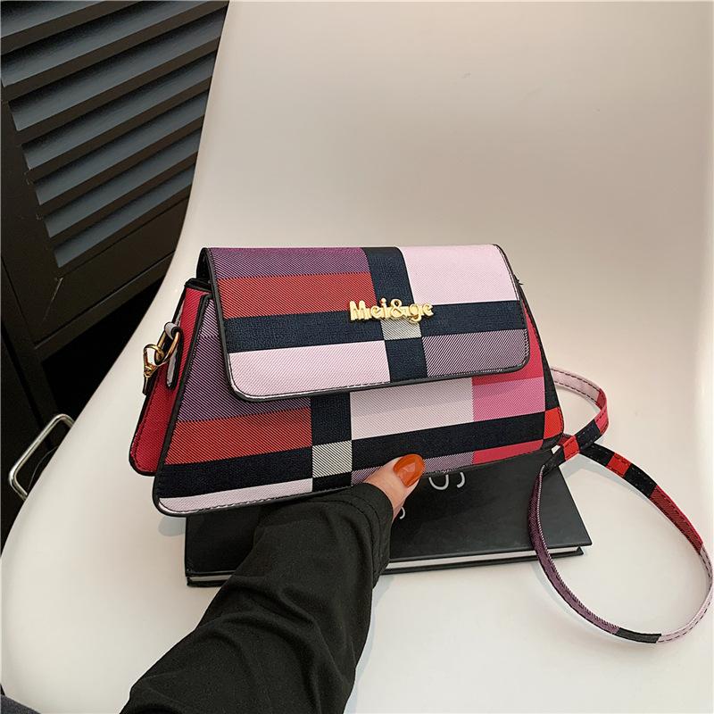 

2025 новая сумка женская мода простая сумка через плечо повседневная маленькая квадратная сумка нишевая сумка через плечо