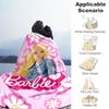 1 stuks Barbie Bloemig Roze Achtergrond Cartoon Deken, Draagbare Plaid voor Reizen & Kamperen, Gezellige Deken voor Alle Seizoenen, Ideaal Cadeau