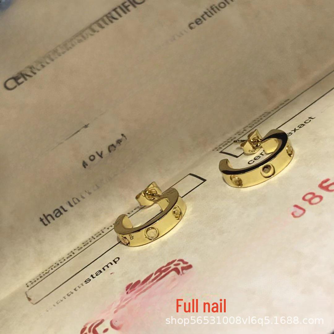 

Позолоченные серьги в форме буквы C с бриллиантовыми акцентами и винтовым дизайном