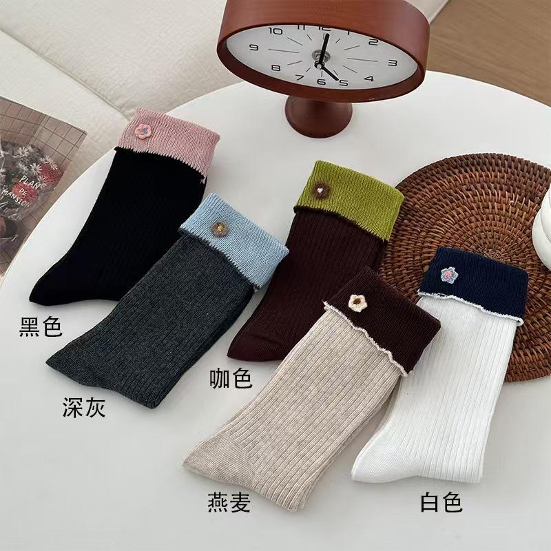 

Three-Dimensional Cotton Small Fresh And Versatile Pile Of Socks Small Flower Contrast Color Boneless Breathable Forest System Mid-Tube Socks Female One size чорний