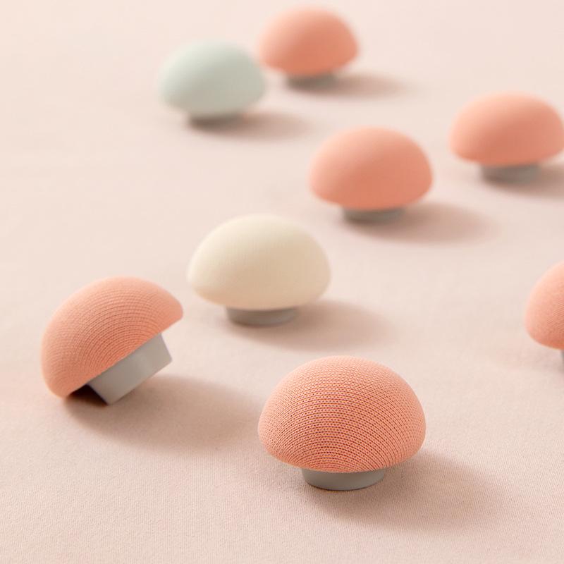 

Съемный держатель для одеяла в виде гриба: Приятный к коже, не оставляет следов, противоскользящий для толстых и тонких лоскутных одеял. Идеально для студенческих общежитий. Beige