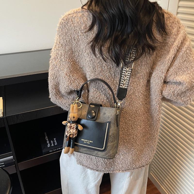 Hand Bag Women's 2025 New Trendy Autumn and Winter Popular Fashion Shoulder Bag High-end Commuter Messenger Bucket Bag