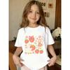 Europäische Größen Entzückende kleine Erdbeeren mit einem charmanten Enten-Design. Dieses kurzärmelige Rundhals-T-Shirt für Mädchen ist in Schwarz und Weiß erhältlich.