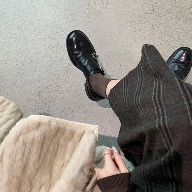 Ovčí kůže~ Dvouknoflíkové boty z pravé kůže v britském stylu, malé kožené boty pro ženy, pro líné lidi s jedním pedálem, silnou podrážkou, brogue ryté jednoboty