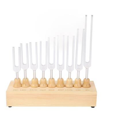9-teiliges Stimmgabel-Set (174, 285, 396, 417, 528, 639, 741, 852, 963 Hz) mit Hammer und Holzsockel – Klangheilungsinstrument.
