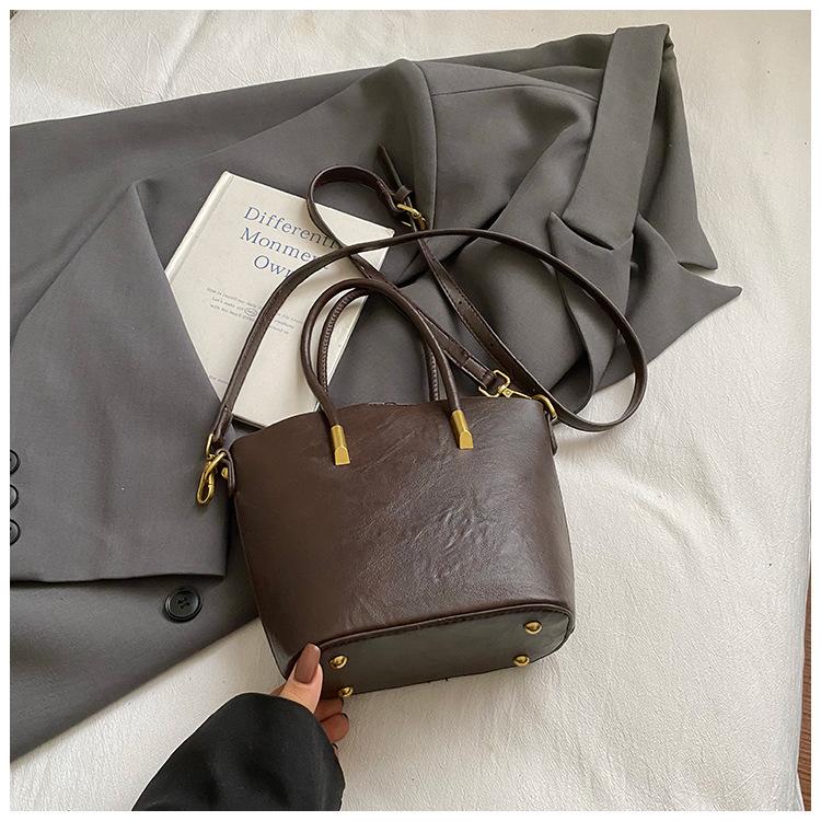 

Корейская версия нишевой ретро женской сумки-ведра большой вместимости 2025 новая осенняя сумка через плечо простая и повседневная, популярная в этом году