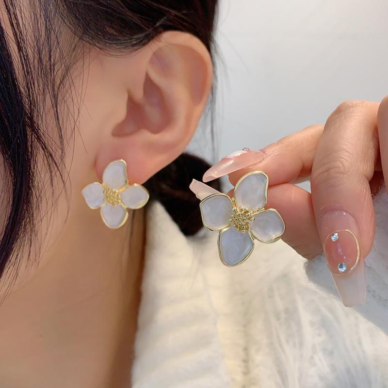 White Color Flower Enamel Korean Style Stud Earrings for Women Girl Love Aesthetic Daily Life Minimalist Jewelry