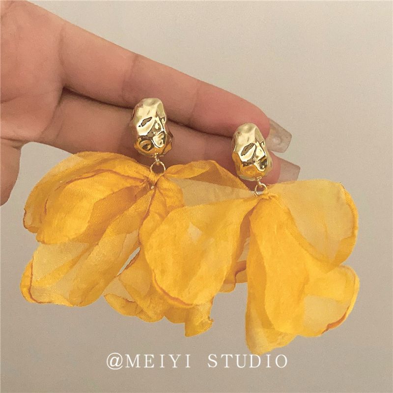 

Нежные цветочные ветви ~ Супер фея французский стиль ретро шелковая пряжа цветочные серьги доступная роскошь причудливый нишевый стиль нежные изящные украшения для ушей Yellow