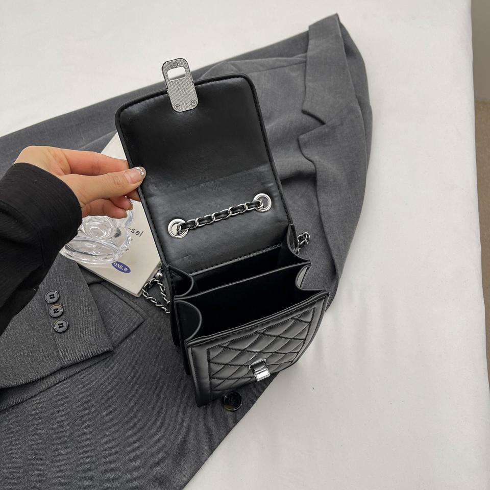 A stylish pure color PU material color mobile phone bag, light and portable, suitable for shopping, parties, commuting.