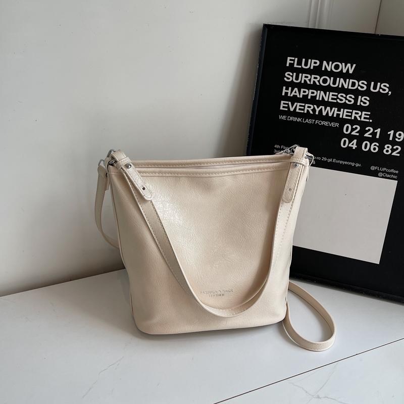 Black Women's Bucket Bag Autumn Winter PU Leather Letter Shoulder Bags Trendy Large Capacity Commuting Crossbody Pack