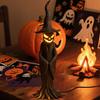 Ručně vyráběná pryskyřičná soška čarodějnice na pařezu s LED nočním světlem, zářivá gotická strašidelná atmosféra, halloweenská dekorace