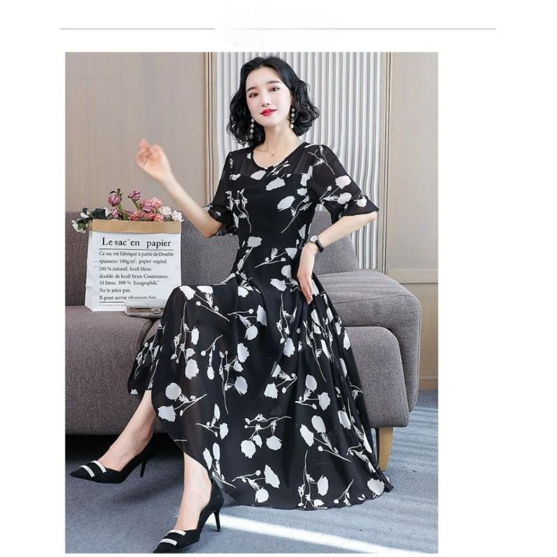 Elegant Chiffon Dress with Short Sleeves and Waist Slimming Design for Plus Size Women
