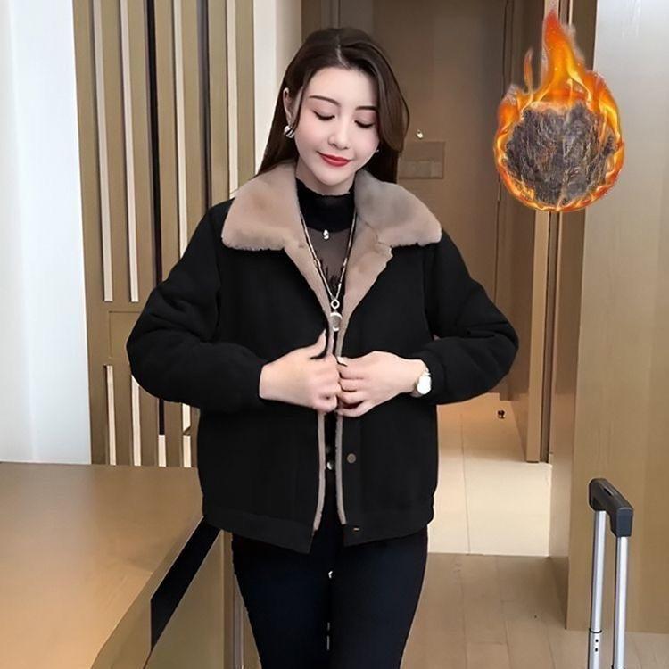Small Womens Age-reducing Plus Velvet Jacket for Mothers Comfortable Fit Slimming and Belly-covering Updated Autumn and Winter Style