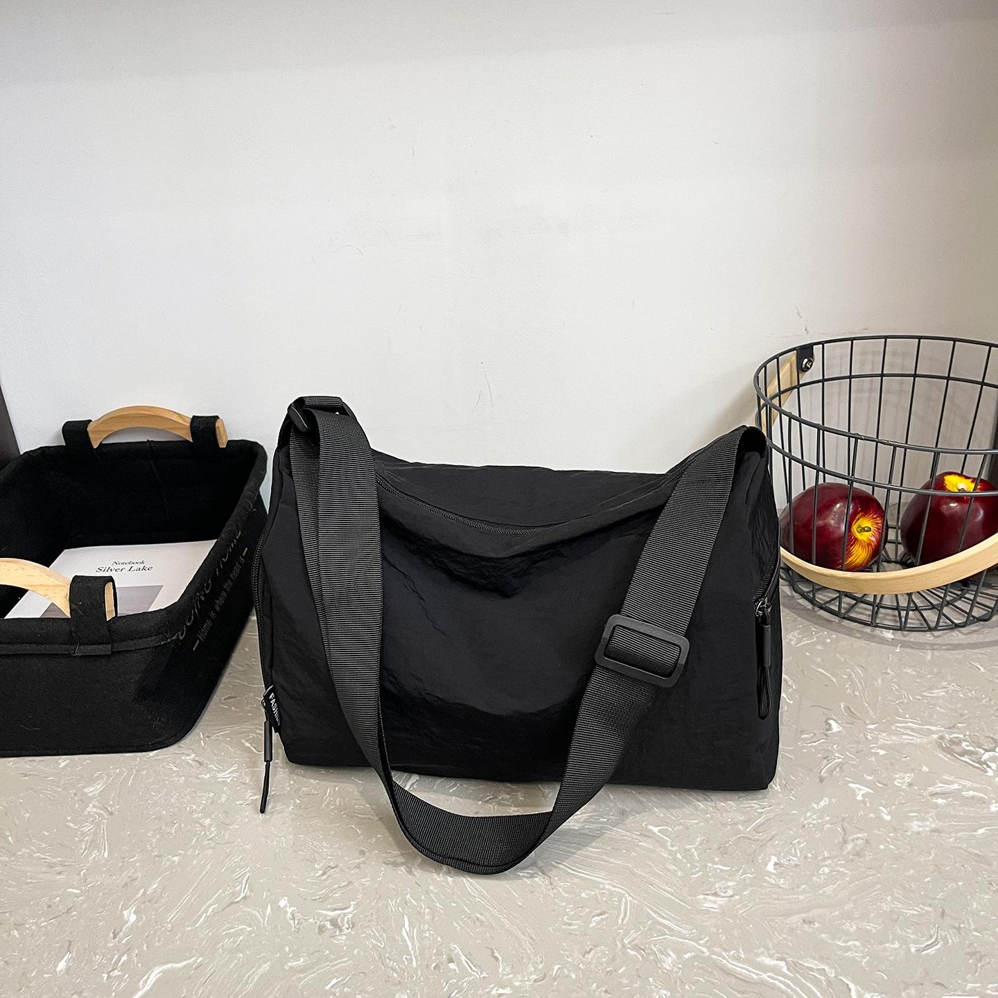 

Sports bag Women s fitness bag Large capacity short-distance travel bag Shoulder bag Women s light luggage bag Versatile messenger bag чорний