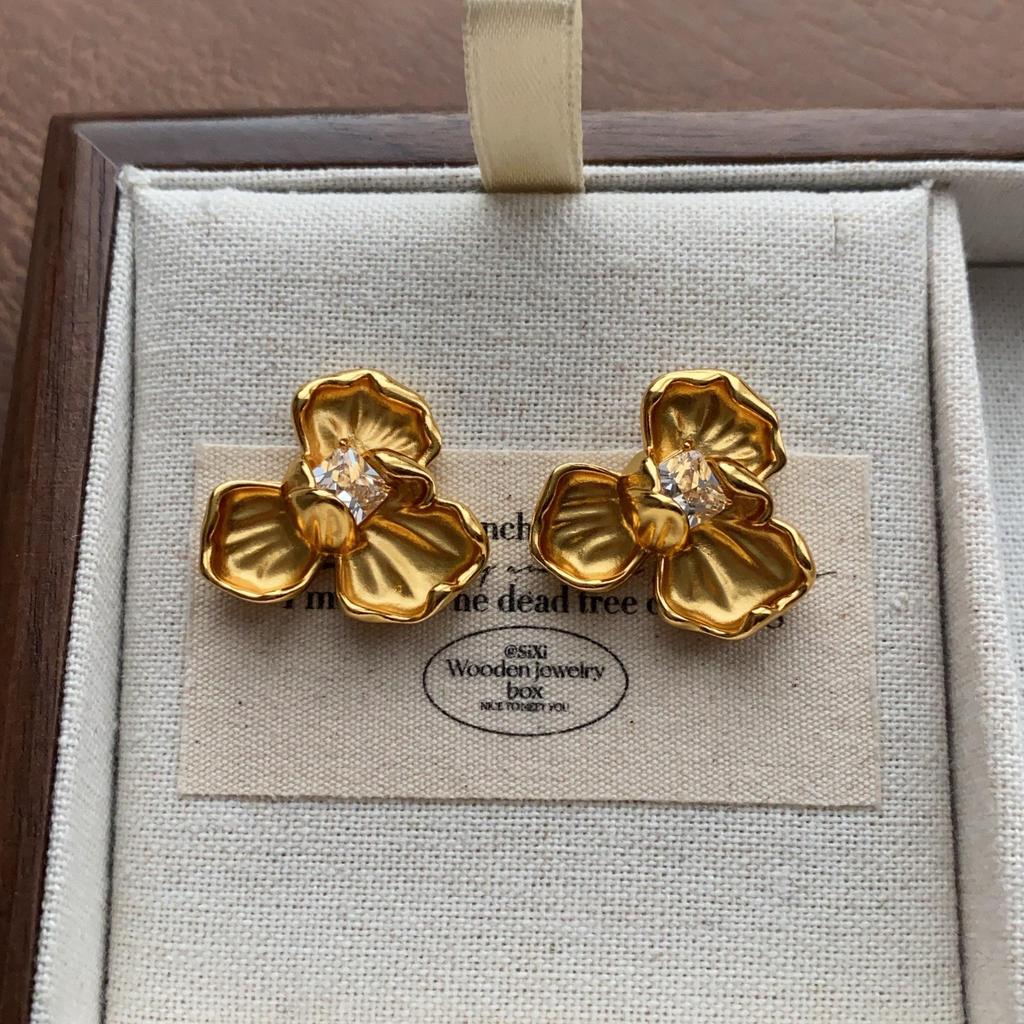 "Vintage Creamy Yellow Starfish Ear Clips: Elegant and Cute, Piercing-Free Sea Star Earrings"