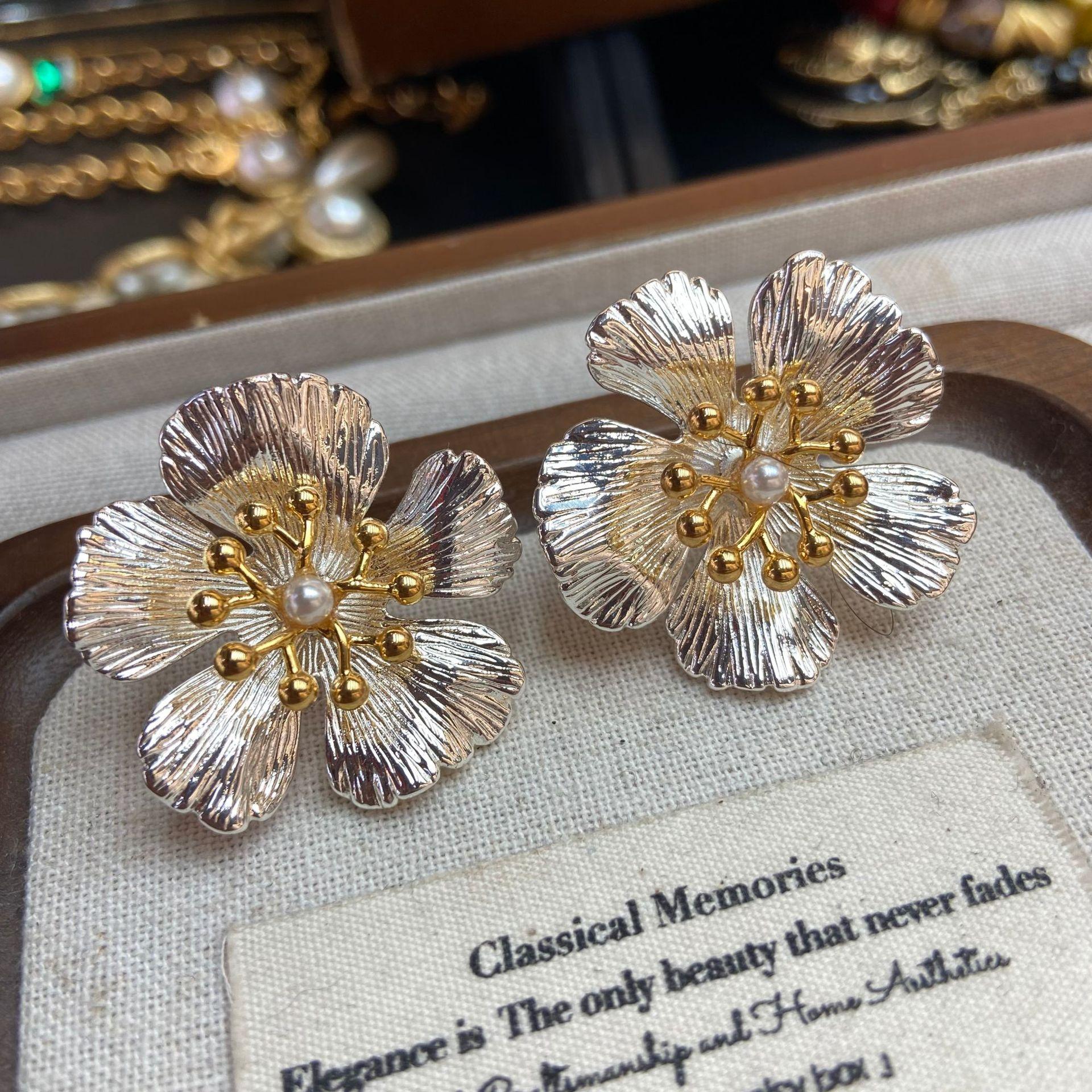 

Cold Wind Minimalist White K Flower Fashion Versatile Exquisite Design Versatile Sweet Cool Wind Flower Earrings