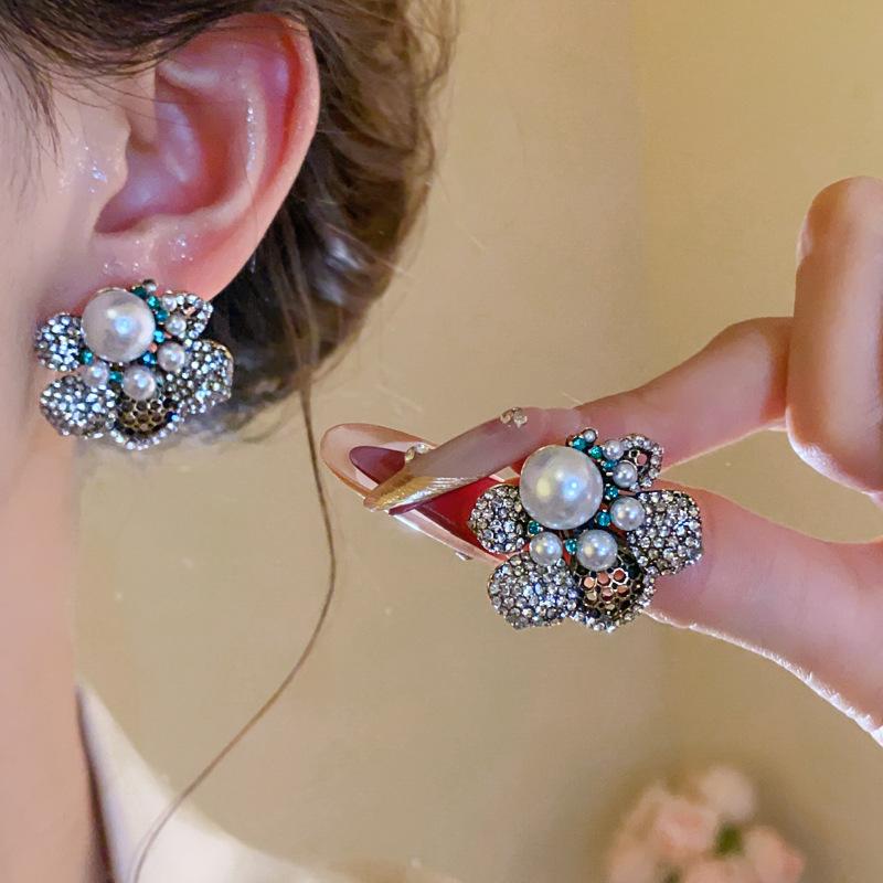 Französische Klassische Vintage Inlaid Diamanten Blume Imitation Perlen Ohrringe für Damen Mode Persönlichkeit Ohrring Schmuck Zubehör