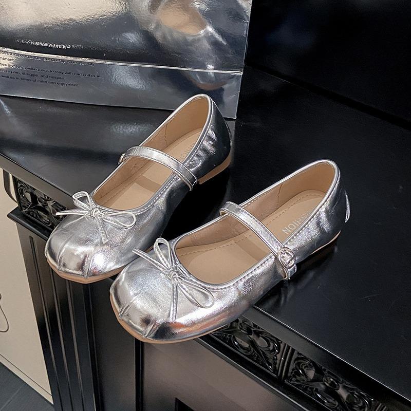 

Модная французская обувь Мэри Джейн Женская Летняя 2025 Новинка с юбкой бантом плоский ремешок одинарная обувь 40 серебряный