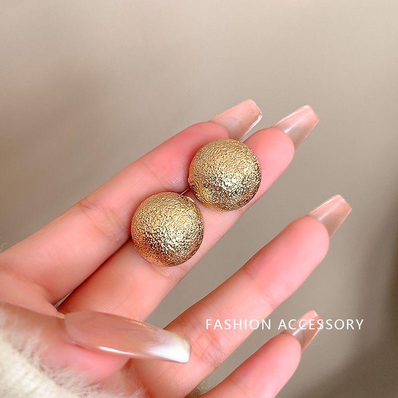 

Причудливые Доступная Роскошь Золотистая Металлическая Текстура Шарики Серьги-гвоздики Женский Нишевый Дизайн Интернет-знаменитые и Винтажные Элегантные Серьги A2069