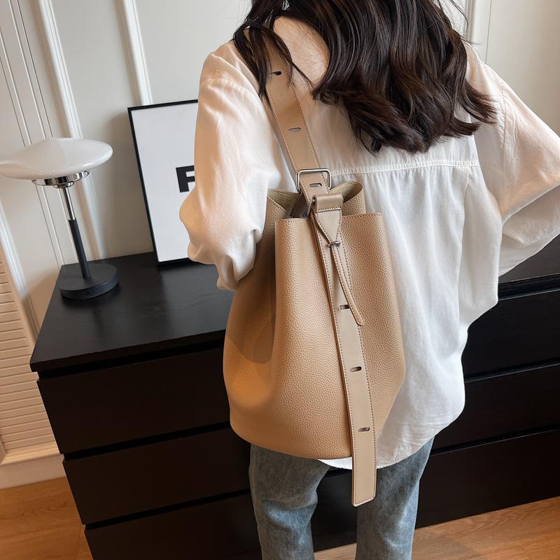 

Ретро мода большая вместимость сумка подмышку женская 2025 новая повседневная универсальная сумка-ведро нишевая сумка на плечо