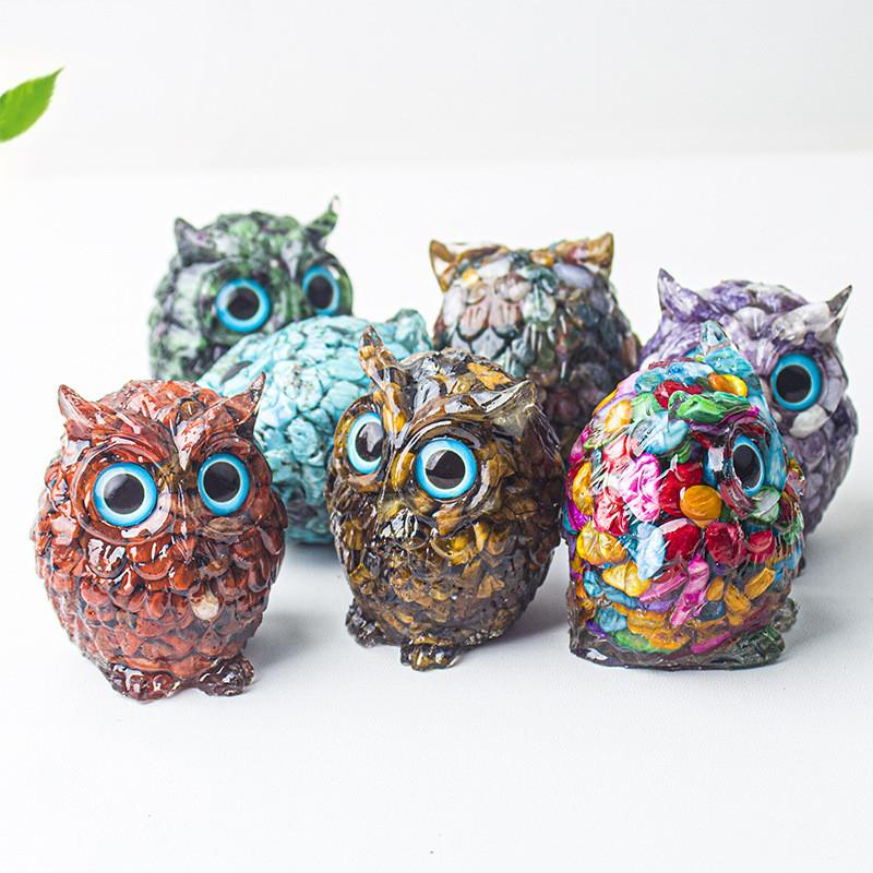 Uil als bureaudecoratie van kristalhars met glinsterende steentjes, ideaal als cadeau voor thuis of op kantoor.