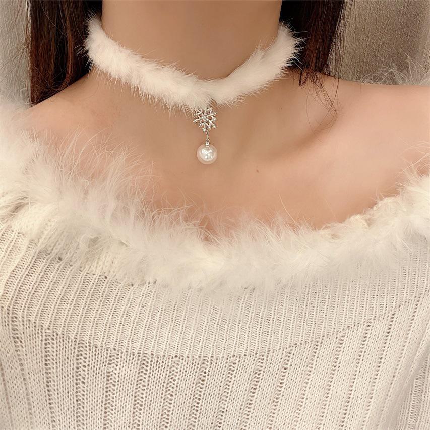 

Новогоднее плюшевое ожерелье в виде снежинки-банта: Легкий роскошный женский осенне-зимний дизайн Clavical. N0412 Fluffy Snowflake Pearl Necklace