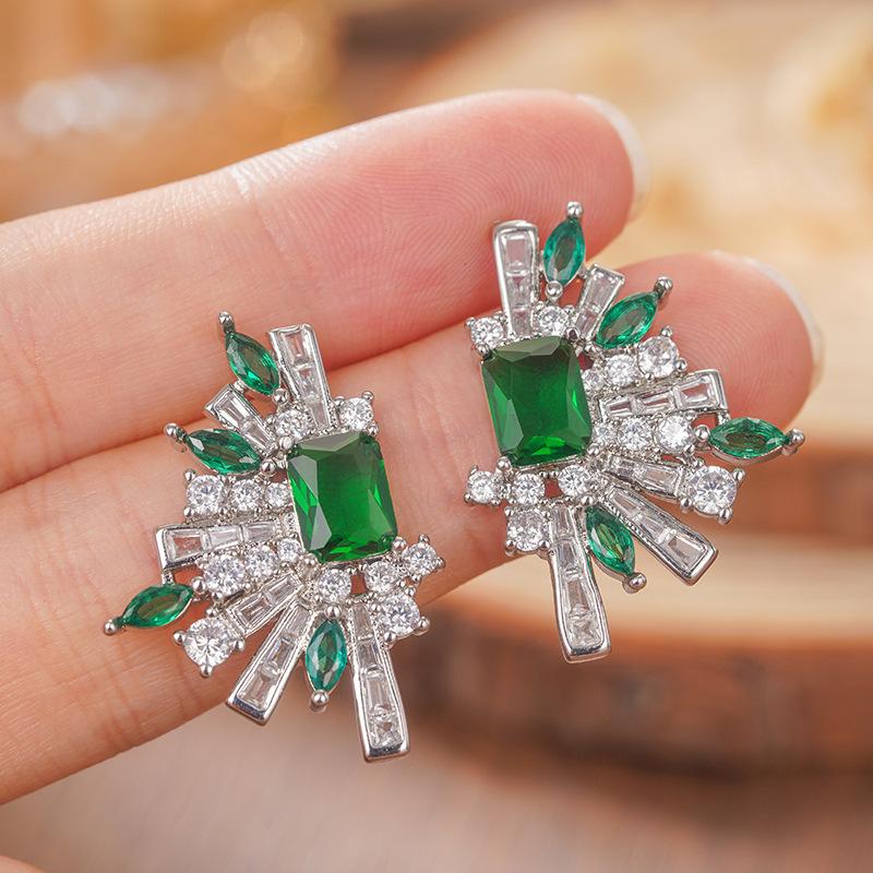 Baroque court retro stud earrings, imitation emerald fireworks earrings, luxury dress design accessories