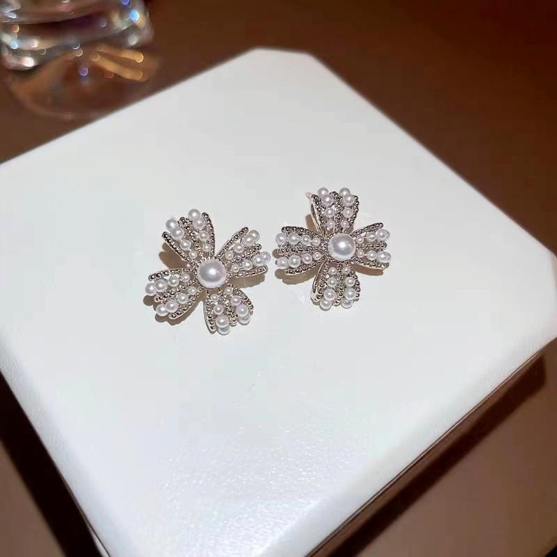Elegant French Pearl Flower Stud Earrings - High-End, Exquisite Design with Unique, Chic Temperament.
