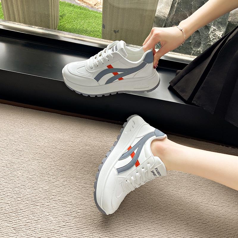 Atmungsaktive koreanische Version von Sommerschuhen mit dicker Sohle für Damen, kleine weiße Schuhe, erhöhende Sportschuhe für Damen, vielseitige neue lässige Dad-Schuhe f