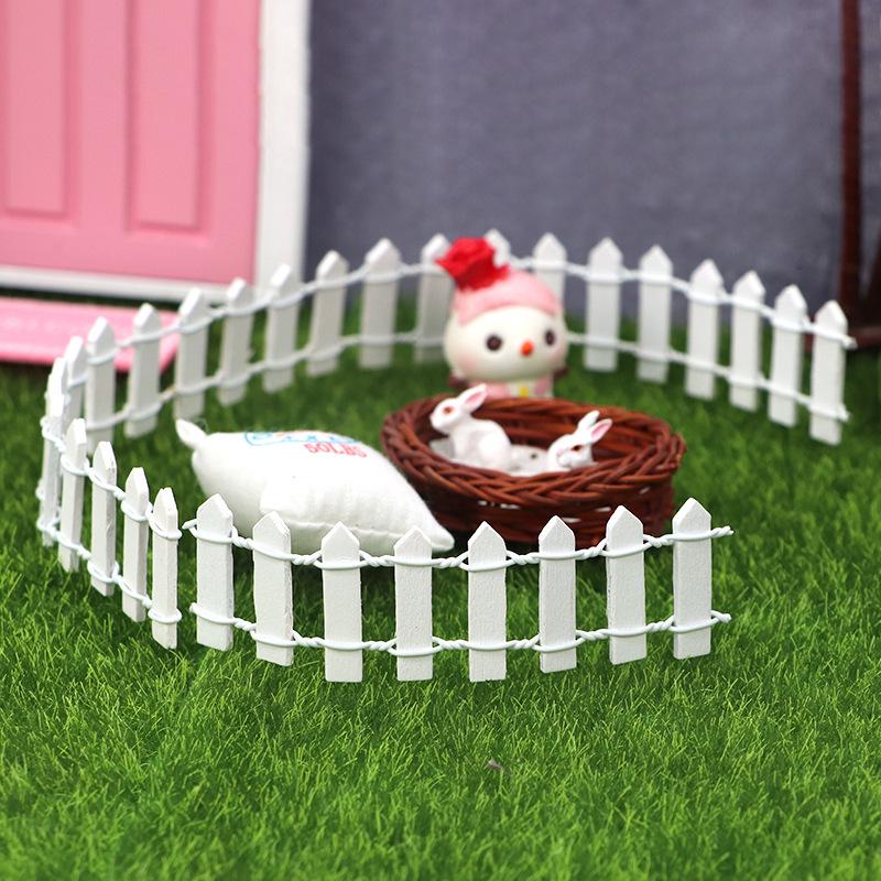 Mini Dollhouse Fence Set: 1:12 Scale (2 Pieces)