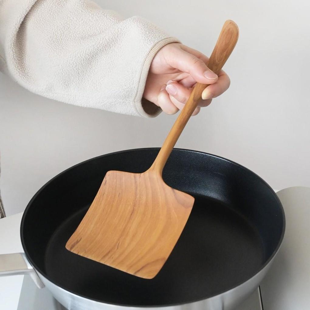Handgefertigter Küchenwender aus Teakholz