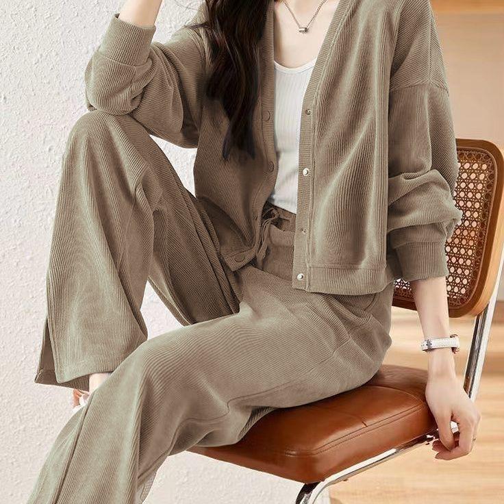 Ensemble Cardigan et Pantalon Large pour Femme Style Automne Hong Kong – Décontracté, Tendance, Professionnel
