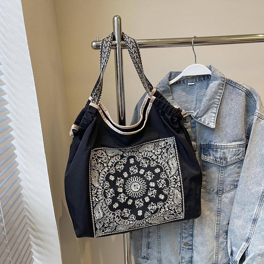 Retro Fashion Carrying Large Capacity Bag Women  New Bosnia Style Tote Bag Senior Sense Shoulder Bag