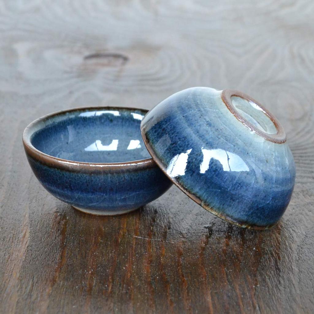 Denní džbánek na saké a zarážka Arita Indigo se zprávou Vyrobeno v Ideální pro dárkovou sadu pro otce, Sada, Nádobí, Modrá, Kartička, Japonsko, Den otců.