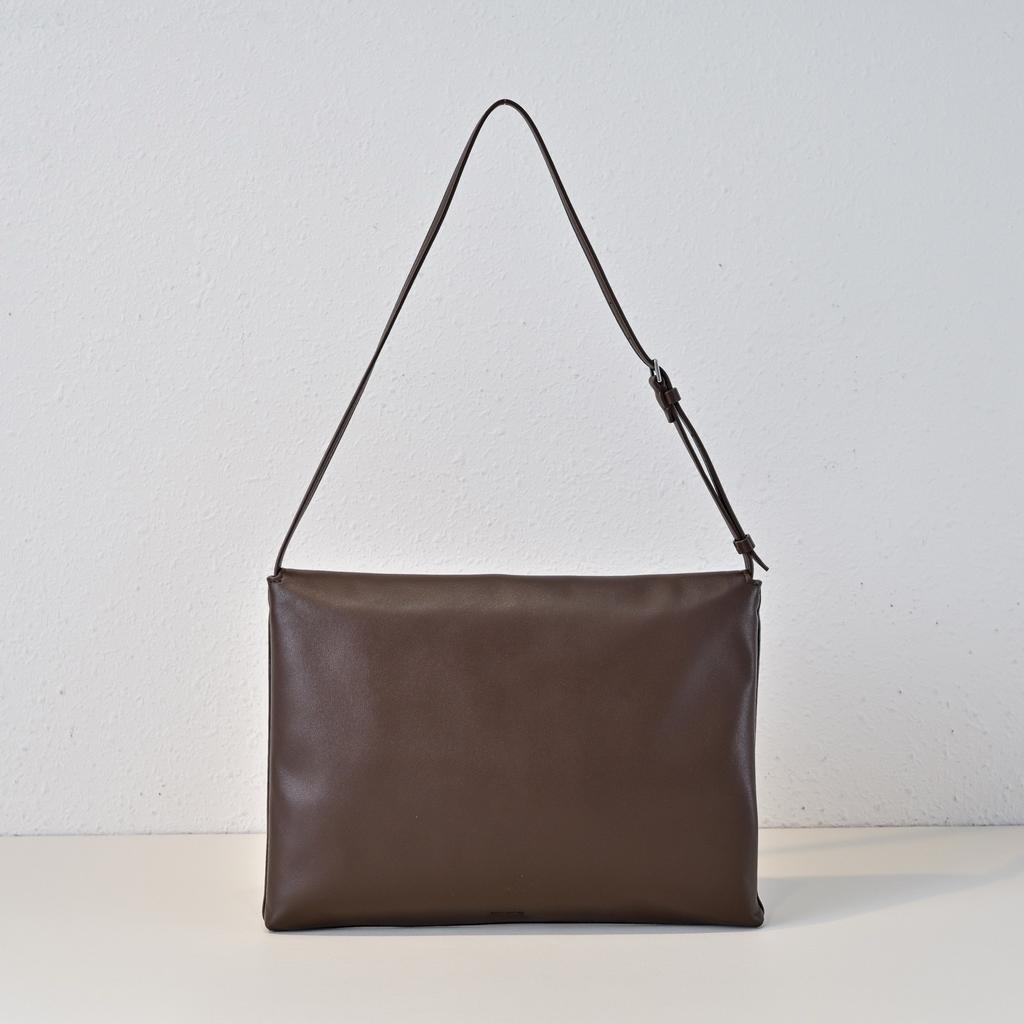 Niche minimalist mail carrier bag, simple envelope bag, sheepskin shoulder bag, all-steel hardware buckle, flip seam, armpit bag.