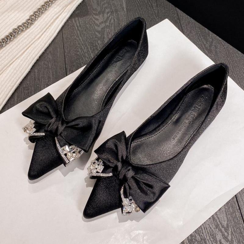 2025 Korean Version of Celebrity Fairy Pearl Bow Pointed Flat Shoes French Gentle Versatile Doudou Shoes