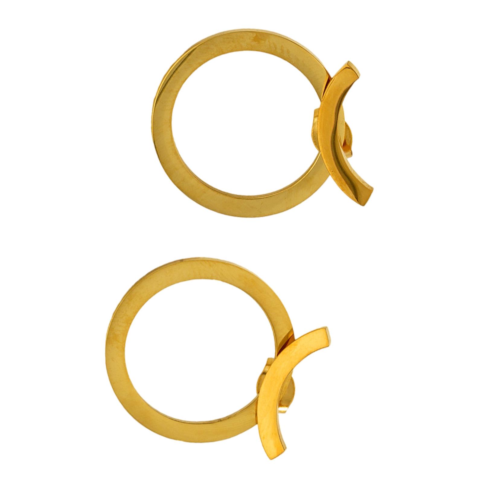 

Stylish Hollow Round Earrings Studs Earrings Comfortable Ear Jewelry Alloy Texture Suitable for Daily and Party Wear золотой