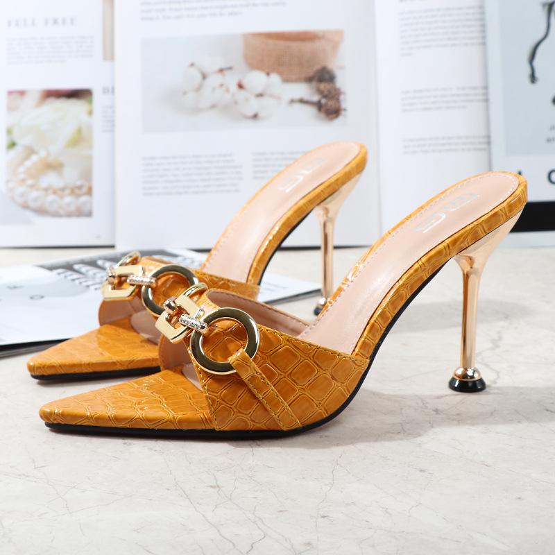 

Летние женские шлепанцы на высоком каблуке 9,5 см, шлепанцы с металлической пряжкой Chian, желтые тапочки на каблуке, дизайнерская обувь на платформе с каменным узором