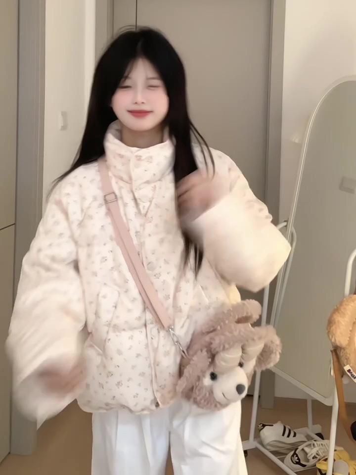 2024 Winter Women's Sweet Floral Cotton-Padded Jacket: Short, Stand-Up Collar, Thickened Milk-Colored Design