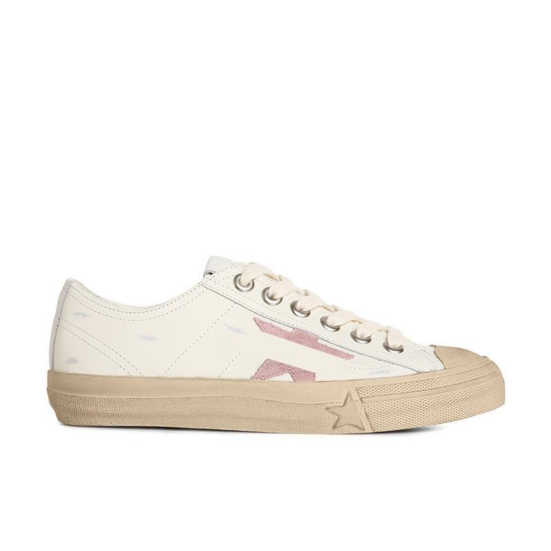 Small dirty shoes, stars, sports and leisure board shoes, women's shoes are old and polished, retro dirty shoes, women