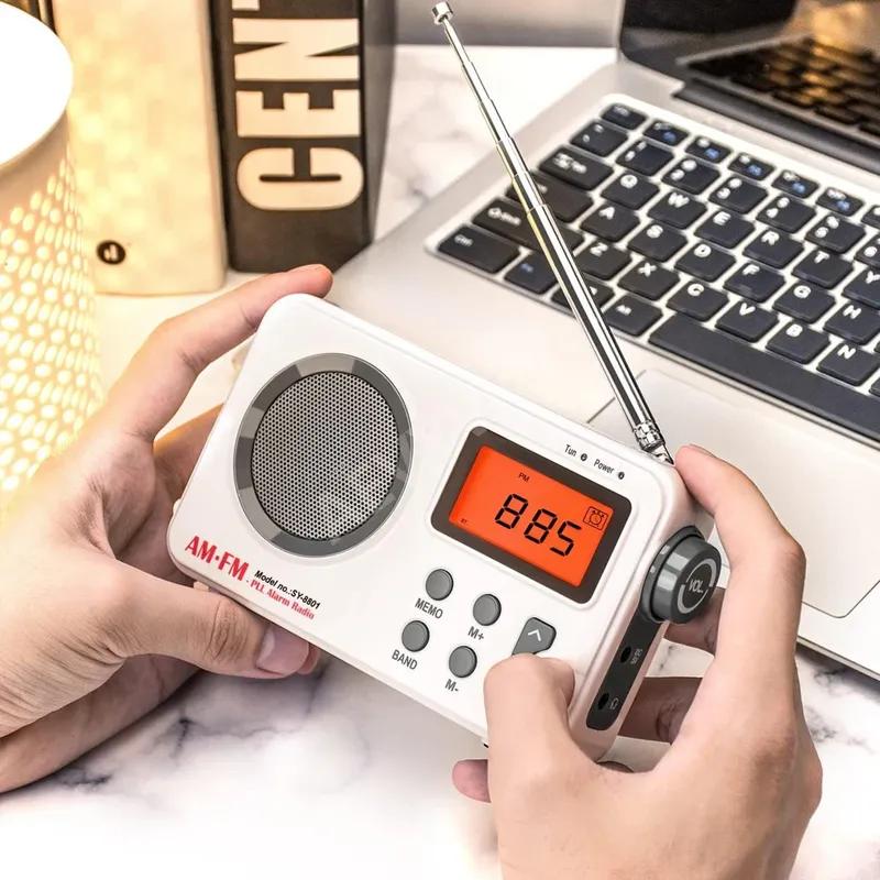 Tragbares Radio FM & AMLCD-Bildschirm unterstützt 5-V-Eingang Bass AM-Radio Timer Alarm Timer Abschaltung Speicher Frequenz Programm Weiß & Schwarz
