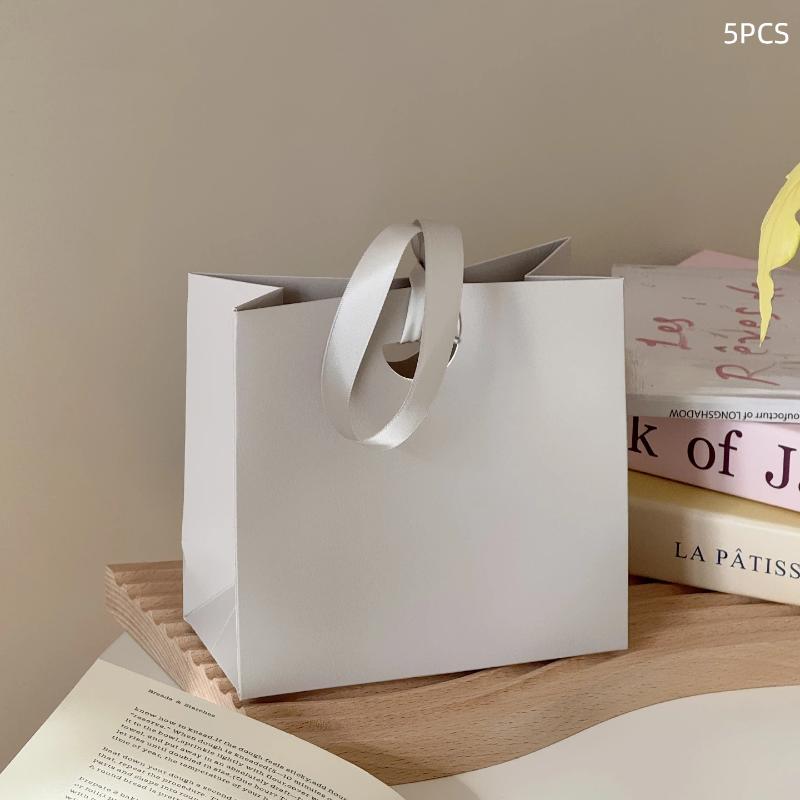 Luxury Packaging Paper Bag Gift Bag with Ribbon Handle for Holiday Party Birthday Present Storage