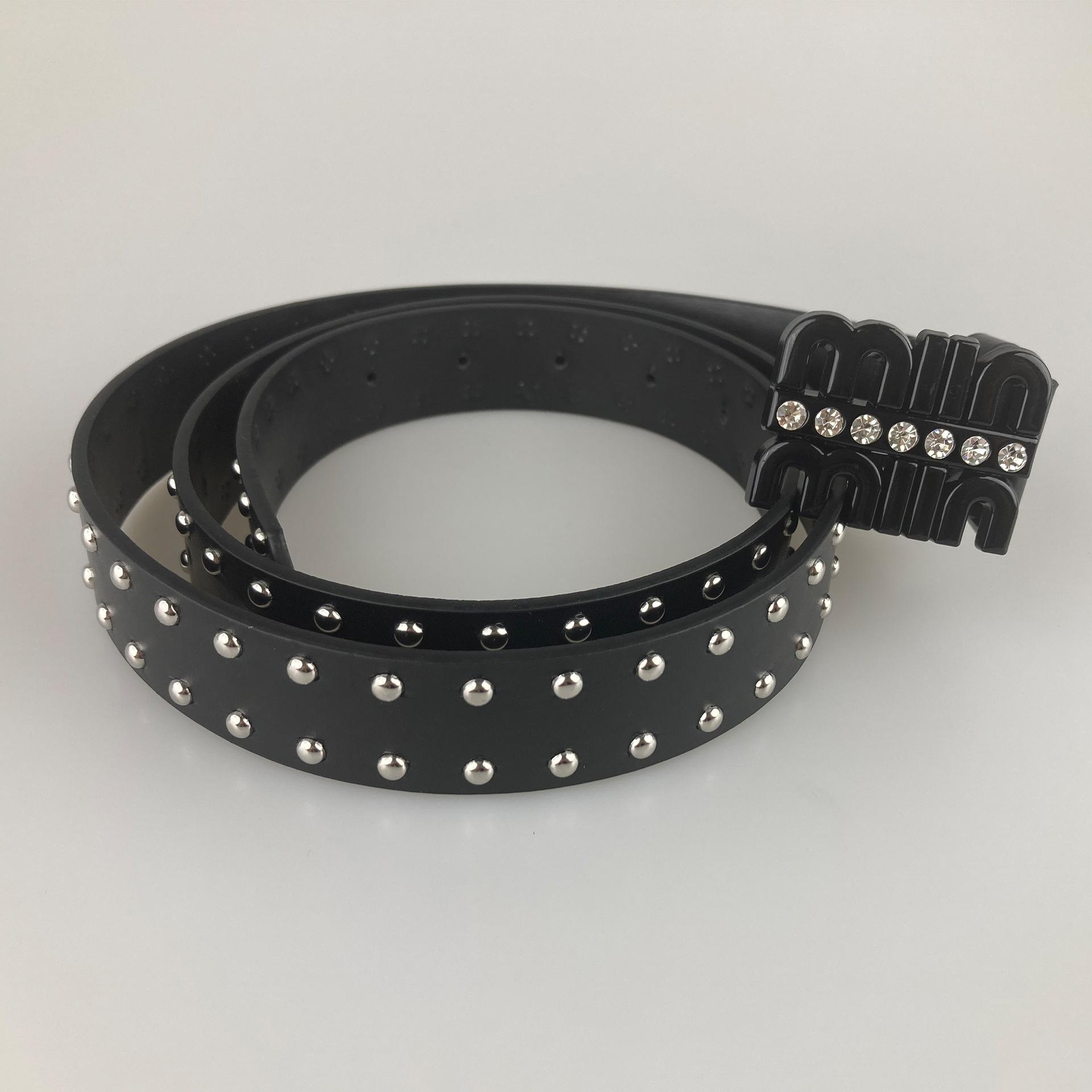 

Новый ремень с пряжкой из полиуретана 24 года универсальный, милый и высококлассный. Это модный и трендовый ремень для женщин и ремень для мужских брюк и пальто. 120cm