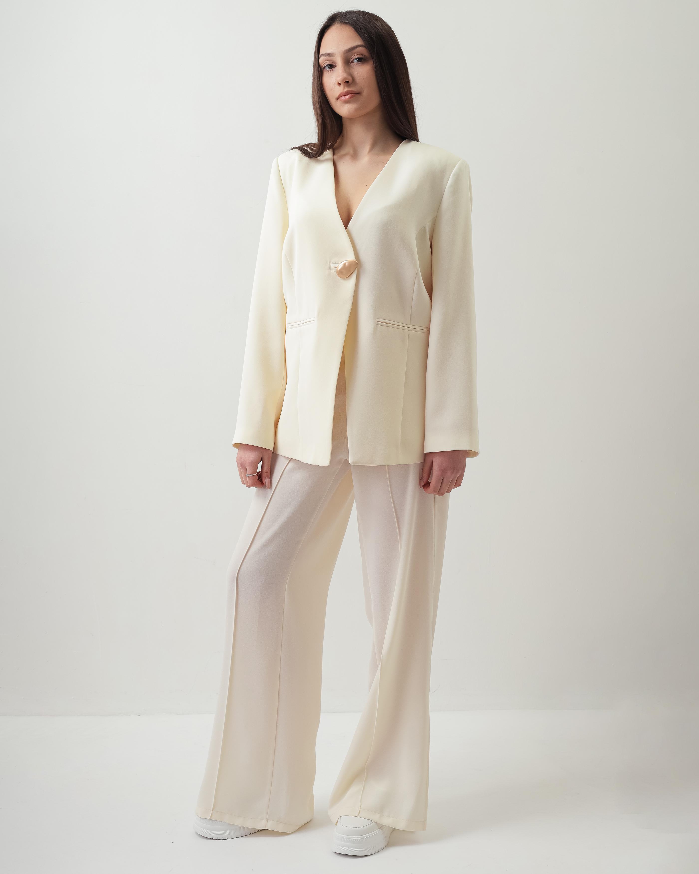 

Women s suit Samsara 84524 36 milky (jacket, trousers) 42 теплим білим кольором