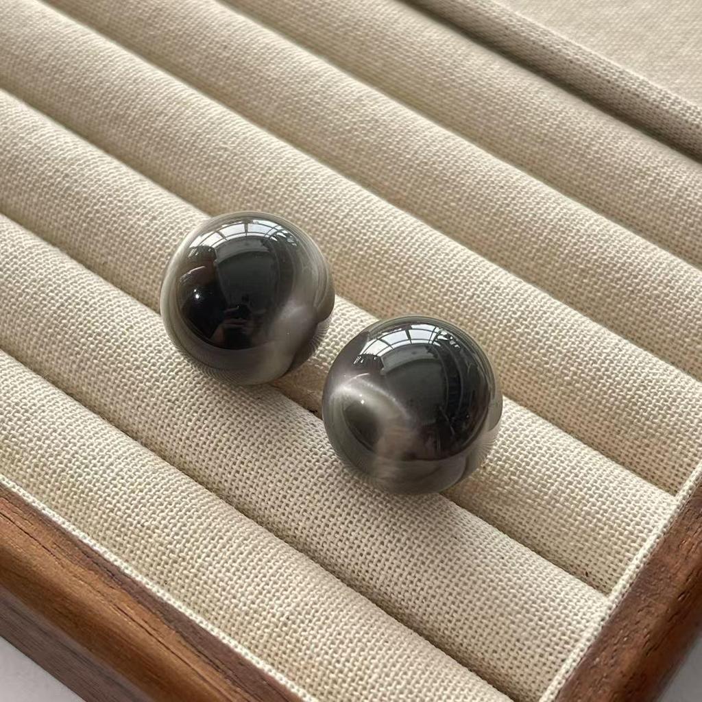 Elegant Cat Eye Earrings: French Retro Maillard Autumn/Winter Collection, Simple Large Round Design, Versatile High-End Jewelry.