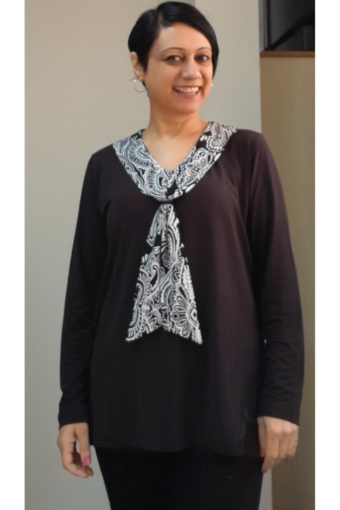 Damen Stil Große Größe T-Shirt Schwarz gekämmte Baumwolle Viskose T-Shirt mit Schalkragen-Look und Schwarz-Weiß Colorblock