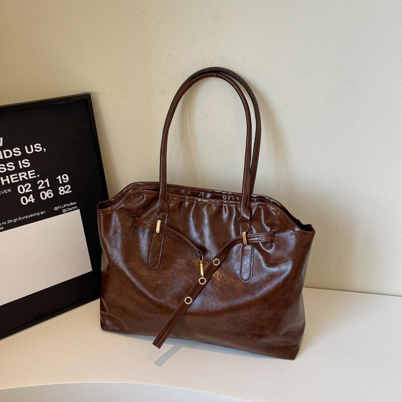 

Women s Vintage Large Capacity PU Leather Tote Bag Metal Buckle Strap Accents Top - Handle Shoulder Carry Bags for Winter 2026 кавовий