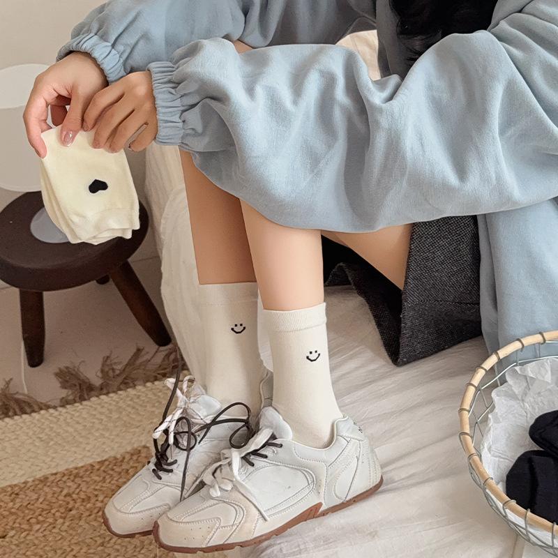 Simple and Trendy Mid-calf Socks for Women with Smiling Faces, Versatile for Autumn, and Boneless Pile Socks