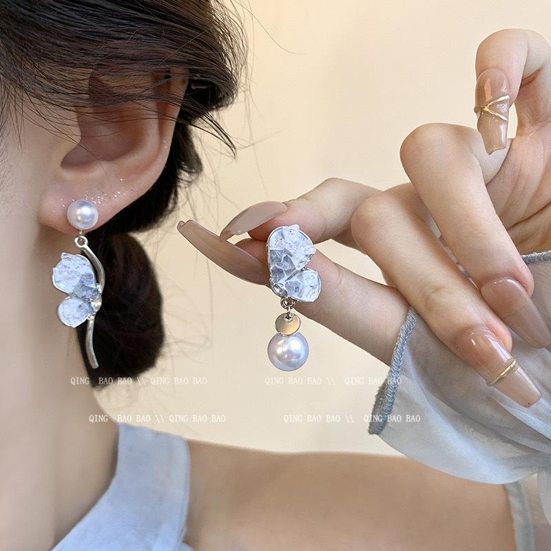 

Asymmetrical milk blue ice crystal earrings, high-end feeling, fresh girlish temperament earrings, silver needle earrings, tide