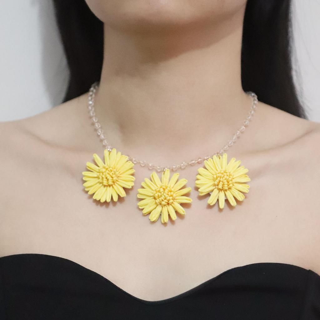 Summer new light-colored raffia hand-woven small daisy flower necklace, fashionable niche atmosphere